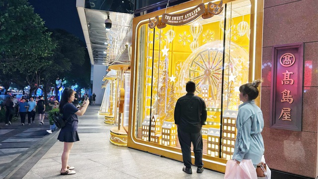 Trước thềm Gi&aacute;ng sinh: Nhiều trung t&acirc;m thương mại ở TP.HCM 'h&oacute;a trời &Acirc;u'  - Ảnh 5.