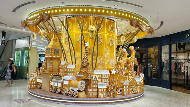 Trước thềm Gi&aacute;ng sinh: Nhiều trung t&acirc;m thương mại ở TP.HCM 'h&oacute;a trời &Acirc;u'  - Ảnh 6.