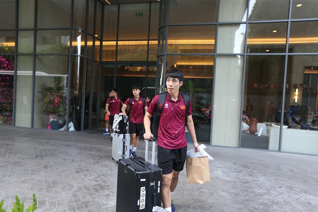 U.22 Việt Nam ra s&acirc;n bay từ sớm v&igrave; sợ tắc đường, bất ngờ với d&aacute;ng vẻ trẻ trung của thầy Kim- Ảnh 1.