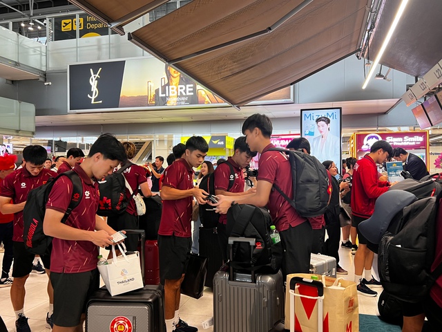 U.22 Việt Nam ra s&acirc;n bay từ sớm v&igrave; sợ tắc đường, bất ngờ với d&aacute;ng vẻ trẻ trung của thầy Kim- Ảnh 10.