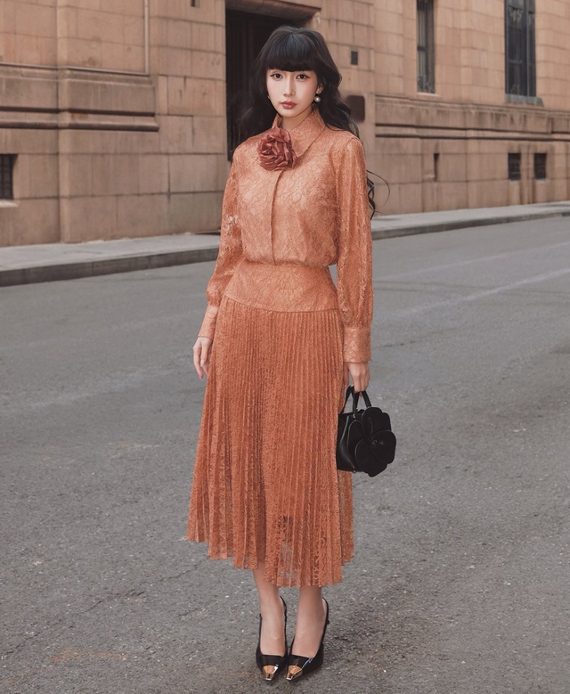 Chân váy xếp ly phối áo nào cũng đẹp- Ảnh 6.