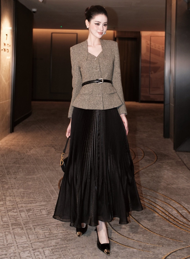 Chân váy xếp ly phối áo nào cũng đẹp- Ảnh 3.