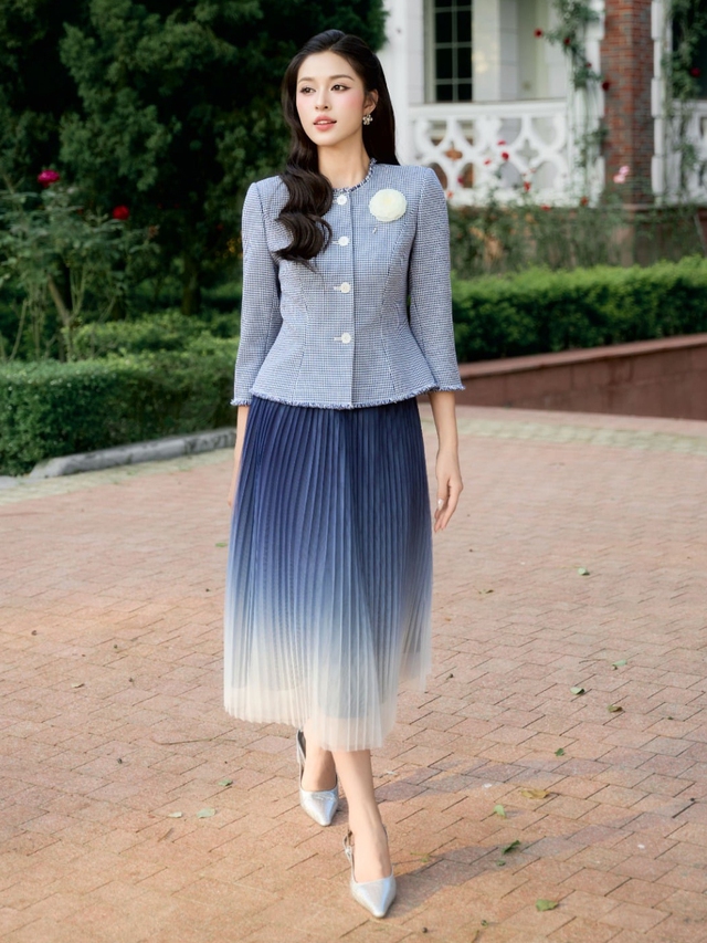 Chân váy xếp ly phối áo nào cũng đẹp- Ảnh 2.