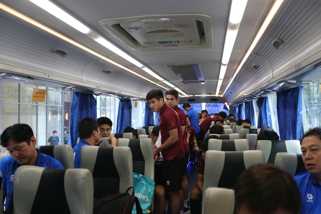 U.22 Việt Nam ra s&acirc;n bay từ sớm v&igrave; sợ tắc đường, bất ngờ với d&aacute;ng vẻ trẻ trung của thầy Kim- Ảnh 7.