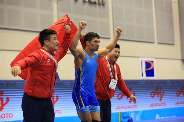 Cấn Tất Dự đi vào lịch sử SEA Games: Gia đình bày 50 mâm cỗ ăn mừng- Ảnh 4. Cấn Tất Dự đi vào lịch sử SEA Games: Gia đình bày 50 mâm cỗ ăn mừng- Ảnh 4.