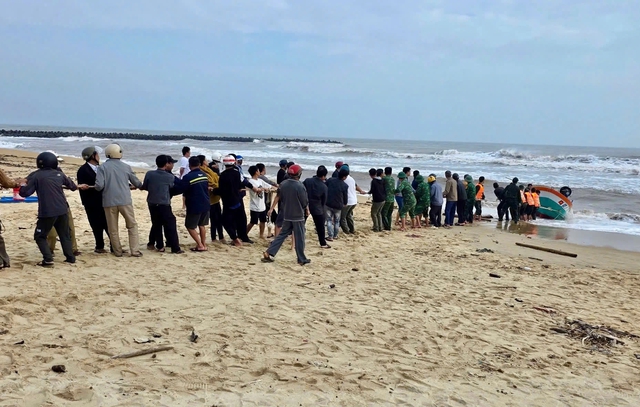 Ph&aacute;t hiện t&agrave;u c&aacute; tr&ocirc;i dạt c&ograve;n nguy&ecirc;n ngư lưới cụ, ngư d&acirc;n mất t&iacute;ch - Ảnh 2.