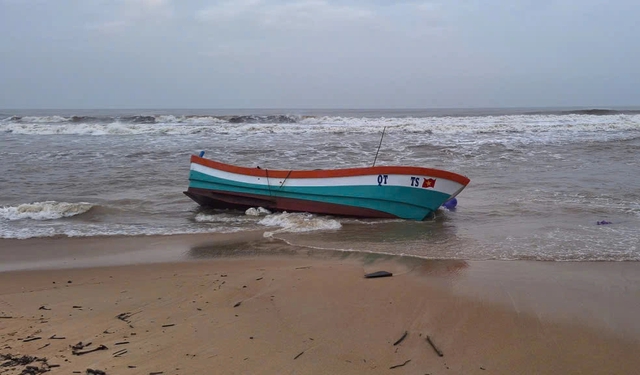 Ph&aacute;t hiện t&agrave;u c&aacute; tr&ocirc;i dạt c&ograve;n nguy&ecirc;n ngư lưới cụ, ngư d&acirc;n mất t&iacute;ch - Ảnh 1.