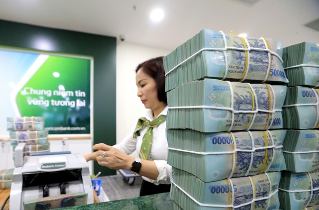 L&atilde;i suất tiền đồng li&ecirc;n ng&acirc;n h&agrave;ng l&ecirc;n tr&ecirc;n 8%/năm - Ảnh 1.