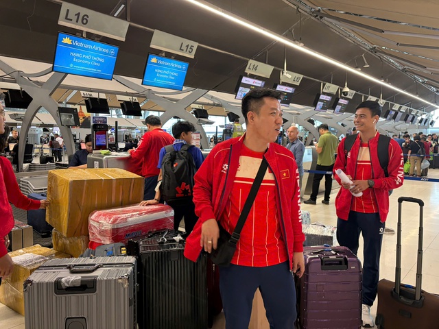 Futsal nữ Việt Nam rạng rỡ về nước sau tấm HCV lịch sử, HLV Đ&igrave;nh Ho&agrave;ng n&oacute;i lời gan ruột- Ảnh 3.