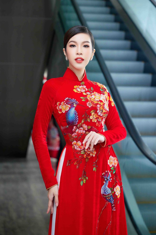 Nữ MC từng diện kiến Barack Obama, g&acirc;y ch&uacute; &yacute; khi dẫn Miss Cosmo l&agrave; ai?- Ảnh 2.