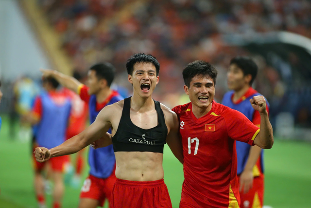 D&acirc;n mạng t&ograve; m&ograve; chiếc &aacute;o 'crop top' của Thanh Nh&agrave;n - Ảnh 2.