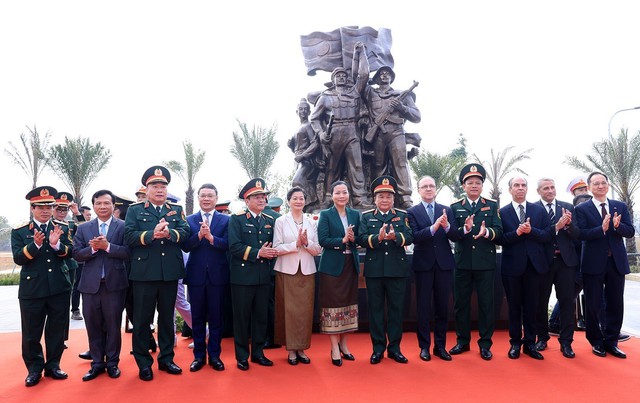 Bộ Quốc ph&ograve;ng kh&aacute;nh th&agrave;nh tượng đ&agrave;i chuy&ecirc;n gia, chiến sĩ 5 nước- Ảnh 1.