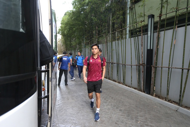 U.22 Việt Nam ra s&acirc;n bay từ sớm v&igrave; sợ tắc đường, bất ngờ với d&aacute;ng vẻ trẻ trung của thầy Kim- Ảnh 6.