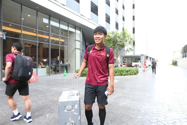 U.22 Việt Nam ra s&acirc;n bay từ sớm v&igrave; sợ tắc đường, bất ngờ với d&aacute;ng vẻ trẻ trung của thầy Kim- Ảnh 2.