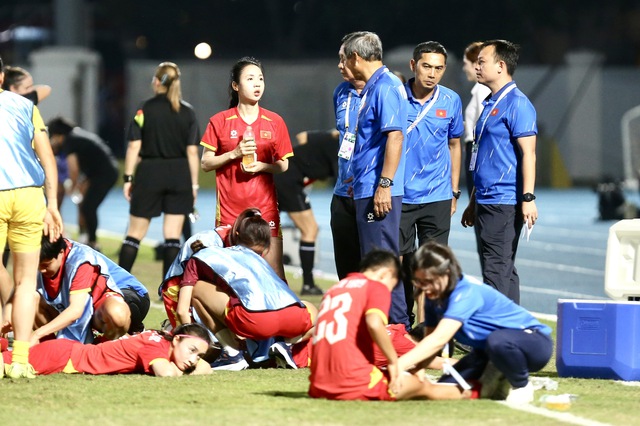 Ai đủ tâm và tầm thay HLV Mai Đức Chung để ngồi ghế nóng đội tuyển nữ Việt Nam?- Ảnh 6. Ai đủ tâm và tầm thay HLV Mai Đức Chung để ngồi ghế nóng đội tuyển nữ Việt Nam?- Ảnh 6.