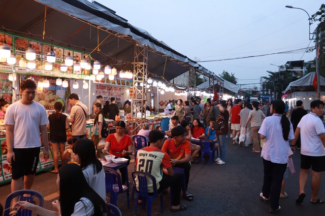 M&oacute;n ngon ba miền hội tụ, phi&ecirc;n chợ n&ocirc;ng sản v&ugrave;ng miền B&igrave;nh Đ&ocirc;ng h&uacute;t kh&aacute;ch - Ảnh 1.