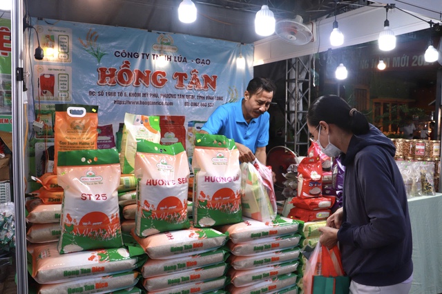 M&oacute;n ngon ba miền hội tụ, phi&ecirc;n chợ n&ocirc;ng sản v&ugrave;ng miền B&igrave;nh Đ&ocirc;ng h&uacute;t kh&aacute;ch - Ảnh 6.