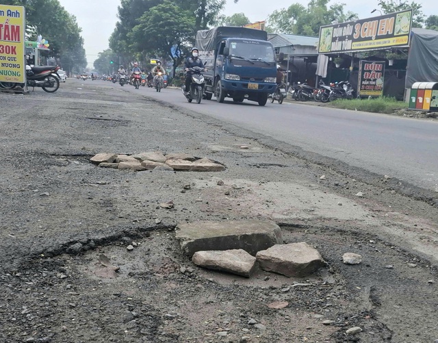 Trải nhựa mặt đường dở dang nguy cơ gây tai nạn giao thông- Ảnh 1. Trải nhựa mặt đường dở dang nguy cơ gây tai nạn giao thông- Ảnh 1.