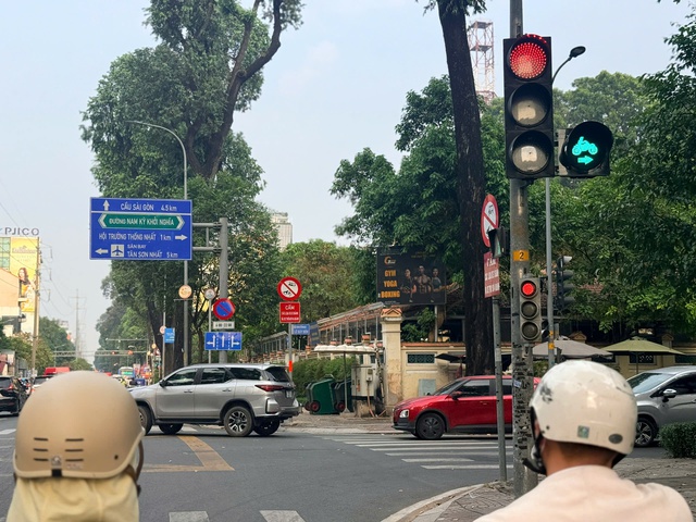Bộ đ&egrave;n cho xe m&aacute;y rẽ phải khi đ&egrave;n đỏ được lắp li&ecirc;n tục ở TP.HCM trong năm qua - Ảnh 3.