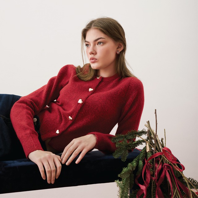 Lên đồ đón Giáng sinh ‘chuẩn không cần chỉnh’ với sắc đỏ - Ảnh 3.