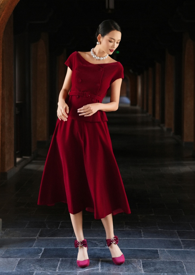 Lên đồ đón Giáng sinh ‘chuẩn không cần chỉnh’ với sắc đỏ - Ảnh 4.