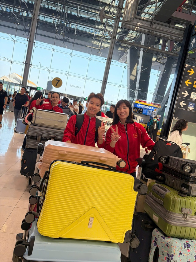 Futsal nữ Việt Nam rạng rỡ về nước sau tấm HCV lịch sử, HLV Đ&igrave;nh Ho&agrave;ng n&oacute;i lời gan ruột- Ảnh 2.