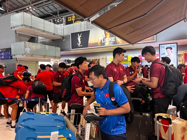 Những người h&ugrave;ng U.22 Việt Nam v&agrave; futsal nữ mang vinh quang trở về - Ảnh 6.