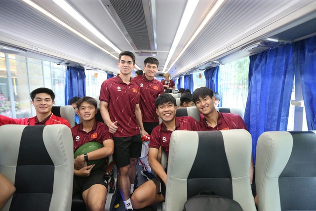 Những người h&ugrave;ng U.22 Việt Nam v&agrave; futsal nữ mang vinh quang trở về - Ảnh 4.