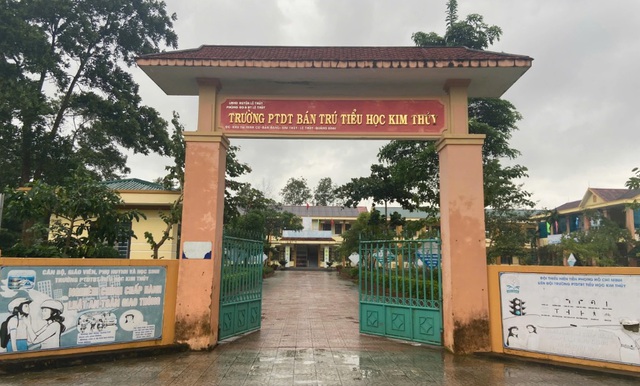 C&aacute;ch chức hiệu trưởng, ph&oacute; hiệu trưởng vụ học sinh ngộ độc tại Quảng Trị- Ảnh 2.