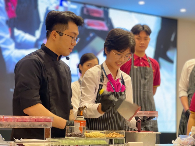 Doanh nghiệp đầu tư công nghệ vào trường nghề nâng cao chất lượng đào tạo 2026 - Ảnh 1. Doanh nghiệp đầu tư công nghệ vào trường nghề nâng cao chất lượng đào tạo 2026 - Ảnh 1.