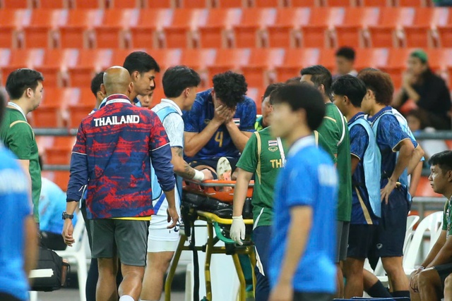 B&aacute;o H&agrave;n Quốc khen 'ma thuật' HLV Kim Sang-sik, lộ t&acirc;m trạng U.22 Th&aacute;i Lan &lsquo;nhiều nước mắt&rsquo; sau chung kết- Ảnh 1.