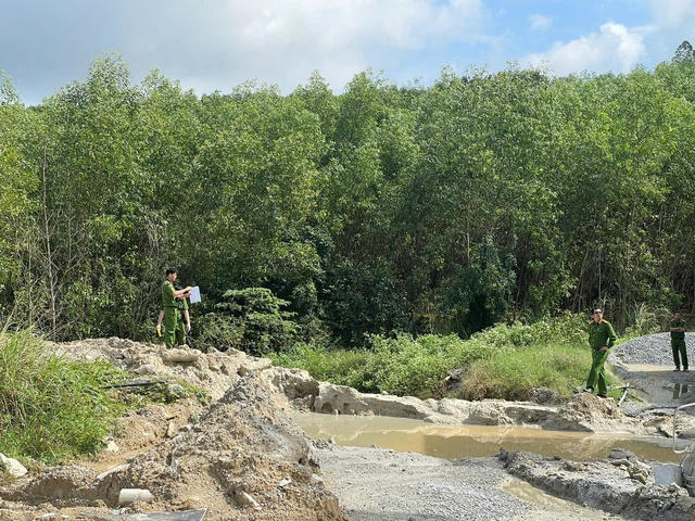 Quảng Ng&atilde;i: Ph&aacute;t hiện doanh nghiệp đổ hơn 700 tấn chất thải tr&aacute;i ph&eacute;p ra m&ocirc;i trường - Ảnh 1.