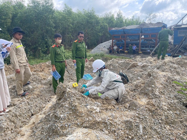 Quảng Ng&atilde;i: Ph&aacute;t hiện doanh nghiệp đổ hơn 700 tấn chất thải tr&aacute;i ph&eacute;p ra m&ocirc;i trường - Ảnh 2.