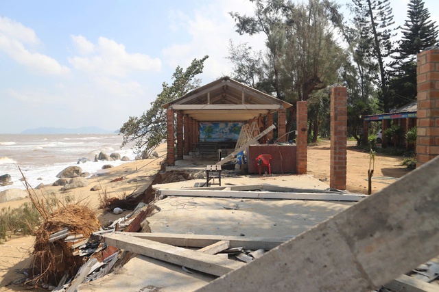 Bờ biển H&agrave;m Rồng nổi tiếng với n&eacute;t đẹp hoang sơ bị t&agrave;n ph&aacute; sau mưa lũ - Ảnh 3.