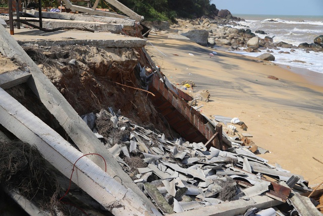 Bờ biển H&agrave;m Rồng nổi tiếng với n&eacute;t đẹp hoang sơ bị t&agrave;n ph&aacute; sau mưa lũ - Ảnh 1.