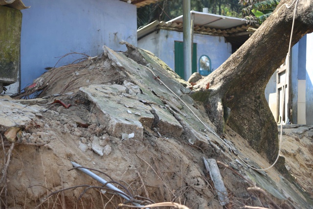 Bờ biển H&agrave;m Rồng nổi tiếng với n&eacute;t đẹp hoang sơ bị t&agrave;n ph&aacute; sau mưa lũ - Ảnh 4.