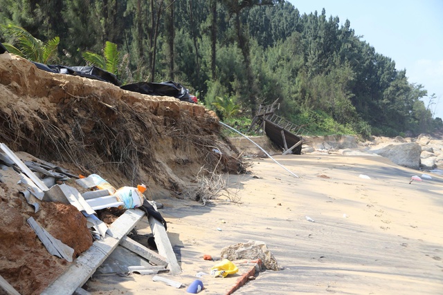 Bờ biển H&agrave;m Rồng nổi tiếng với n&eacute;t đẹp hoang sơ bị t&agrave;n ph&aacute; sau mưa lũ - Ảnh 2.