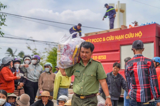 C&ocirc;ng an TP.HCM mang nghĩa t&igrave;nh đến b&agrave; con v&ugrave;ng lũ - Ảnh 1.
