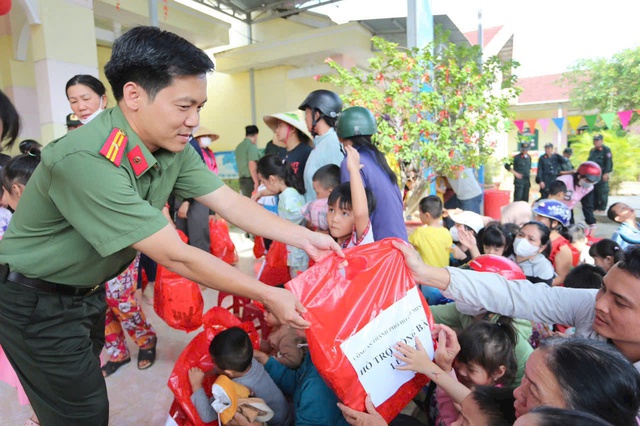 C&ocirc;ng an TP.HCM mang nghĩa t&igrave;nh đến b&agrave; con v&ugrave;ng lũ - Ảnh 3.