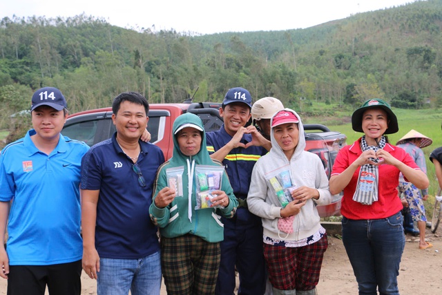 C&ocirc;ng an TP.HCM mang nghĩa t&igrave;nh đến b&agrave; con v&ugrave;ng lũ - Ảnh 2.