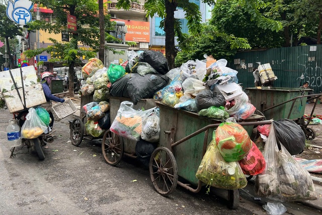 Hà Nội bàn giao công tác thu gom, vận chuyển rác cho 126 xã, phường - Ảnh 1.