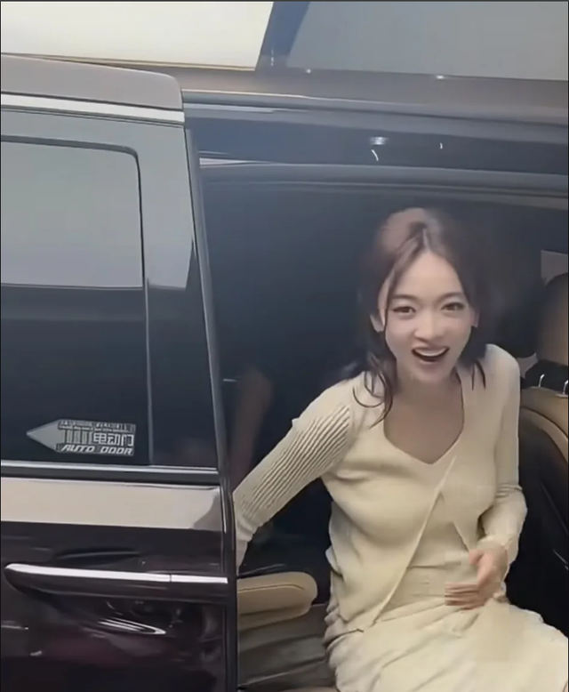 'Lệnh phi' Ng&ocirc; Cẩn Ng&ocirc;n khiến fan kinh h&atilde;i v&igrave; t&igrave;nh trạng 'da bọc xương' - Ảnh 1.