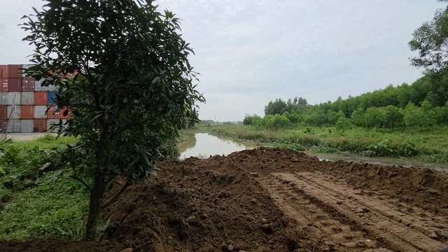 Thâm nhập 'đại công trường' san lấp trái phép: Các bãi chứa đều không phép - Ảnh 3.