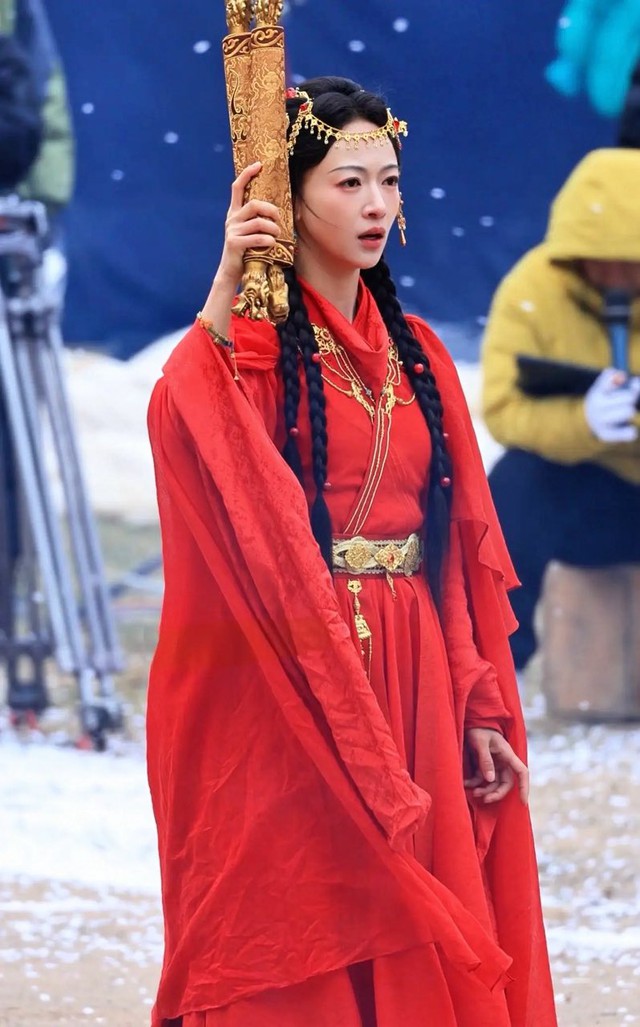 'Lệnh phi' Ng&ocirc; Cẩn Ng&ocirc;n khiến fan kinh h&atilde;i v&igrave; t&igrave;nh trạng 'da bọc xương' - Ảnh 2.