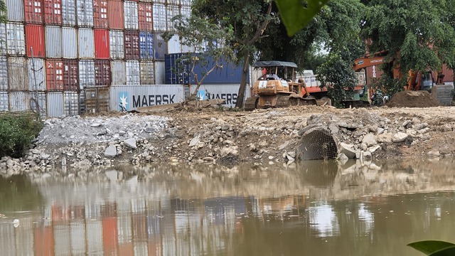 Thâm nhập 'đại công trường' san lấp trái phép: Các bãi chứa đều không phép - Ảnh 4.