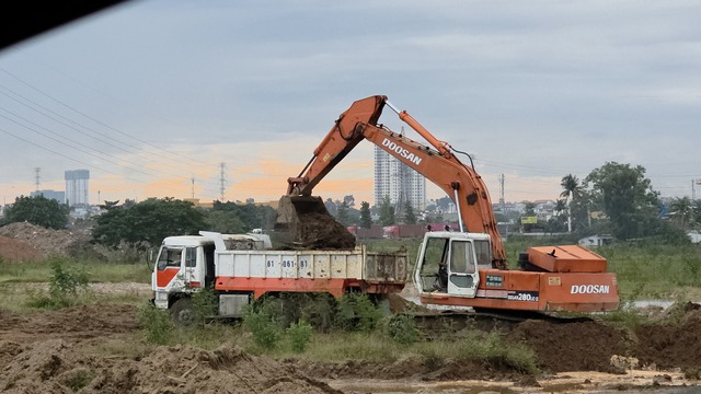 Thâm nhập 'đại công trường' san lấp trái phép: Các bãi chứa đều không phép - Ảnh 5.