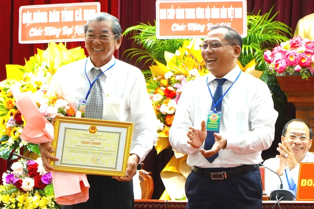 Vinh danh ông Hồ Quang Cua - "cha đẻ" gạo ST25 ba lần ngon nhất thế giới Vinh danh ông Hồ Quang Cua - 'cha đẻ' gạo ST25 ba lần ngon nhất thế giới- Ảnh 1.