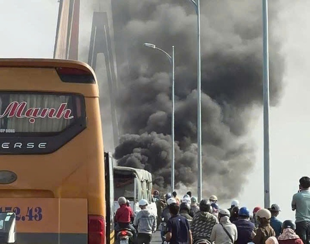 &Ocirc; t&ocirc; bốc ch&aacute;y dữ dội tr&ecirc;n cầu Rạch Miễu g&acirc;y &ugrave;n tắc giao th&ocirc;ng - Ảnh 2.