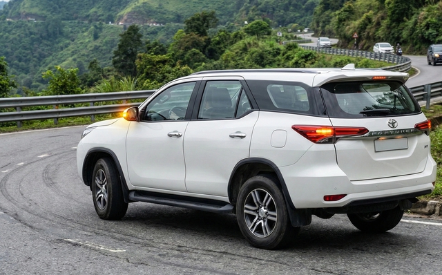 3 cách tài 'già' sử dụng ngôn ngữ đèn xi-nhan thay cho lời cảnh báo - Ảnh 1. 3 cách tài 'già' sử dụng ngôn ngữ đèn xi-nhan thay cho lời cảnh báo - Ảnh 1.