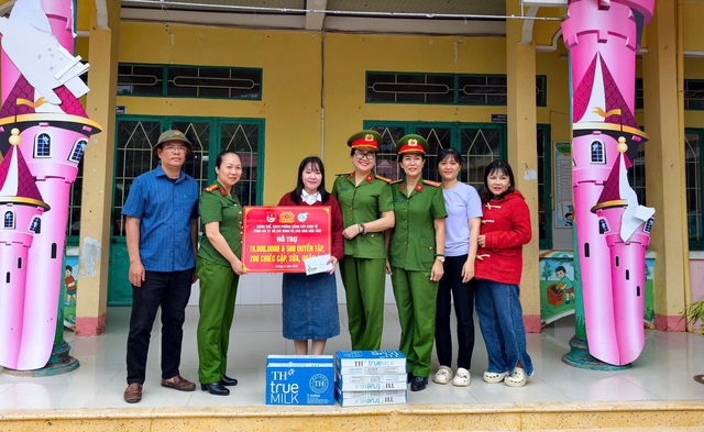 C&ocirc;ng an TP.HCM mang nghĩa t&igrave;nh đến b&agrave; con v&ugrave;ng lũ - Ảnh 4.